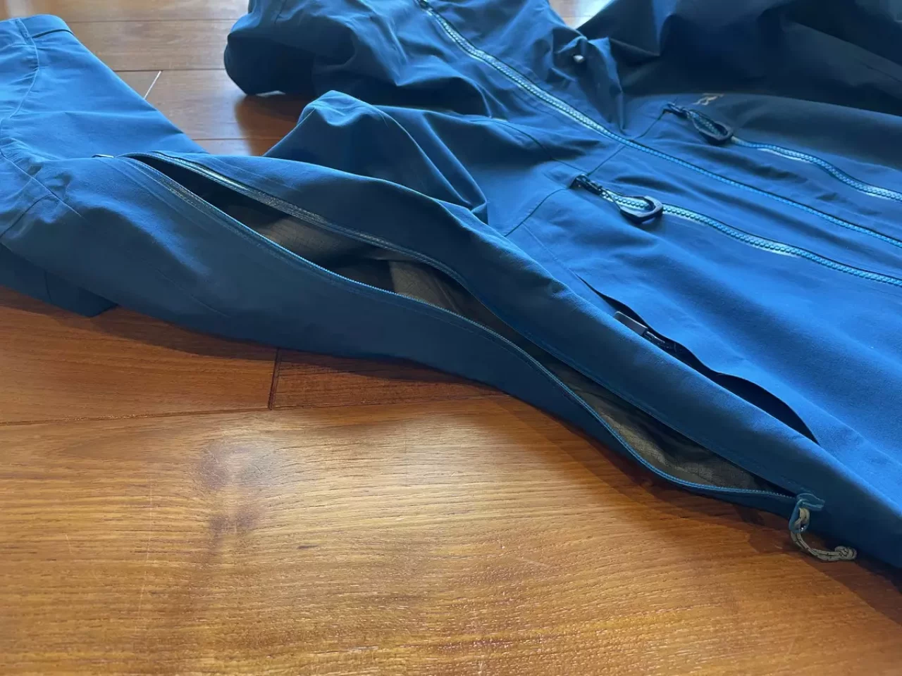 ゴアテックスプロのハードシェルを選ぶときにピットジップの有る無しを確認