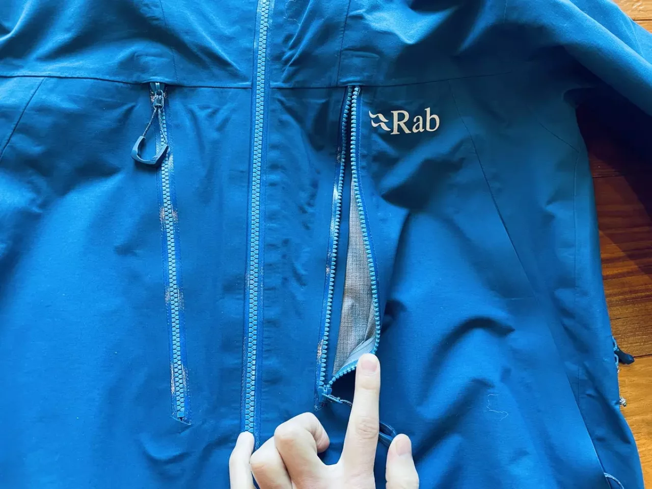 RabのLatok GTXは、ポケットの数が多く、大小様々