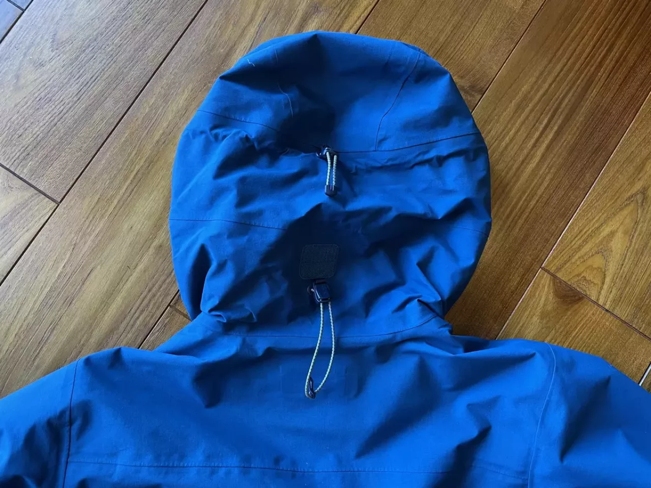 フードはヘルメットをしたまま被ることができる