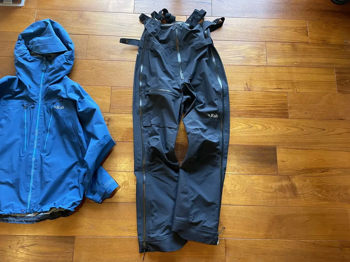 【レビュー】耐候性に優れたゴアテックスプロのビブパンツ『Rab Latok GTX Bib』