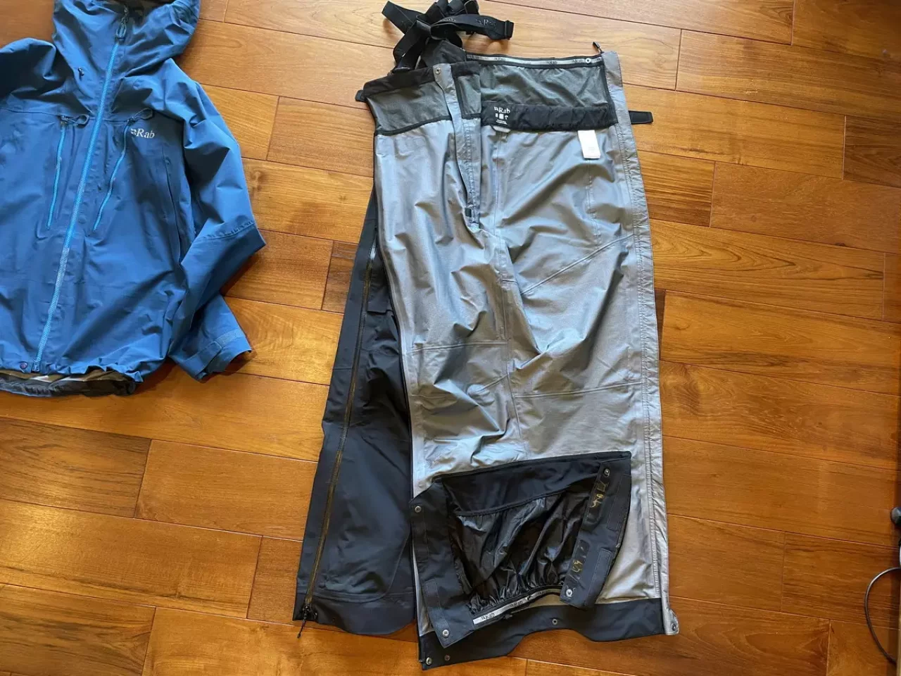 Rabのビブパンツには止水ジッパーが、左右の足の側面に着脱がしやすいように配置