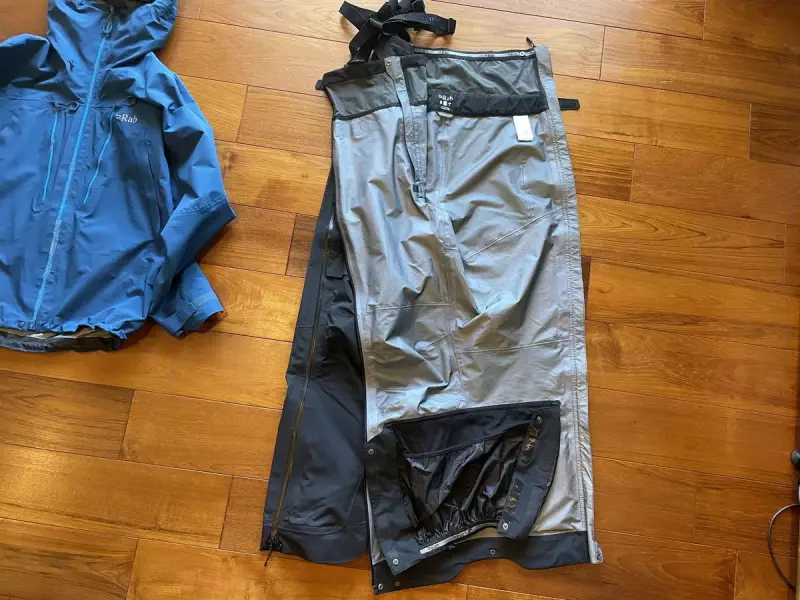 Rabのビブパンツには止水ジッパーが、左右の足の側面に着脱がしやすいように配置