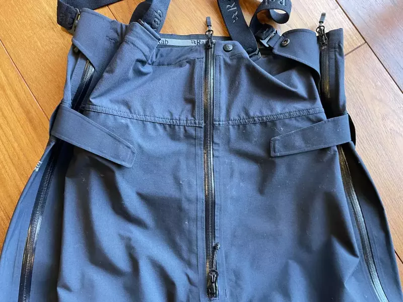 お腹部分には左右にベルクロストラップ