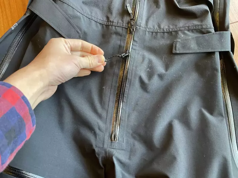 ビブパンツのジッパー