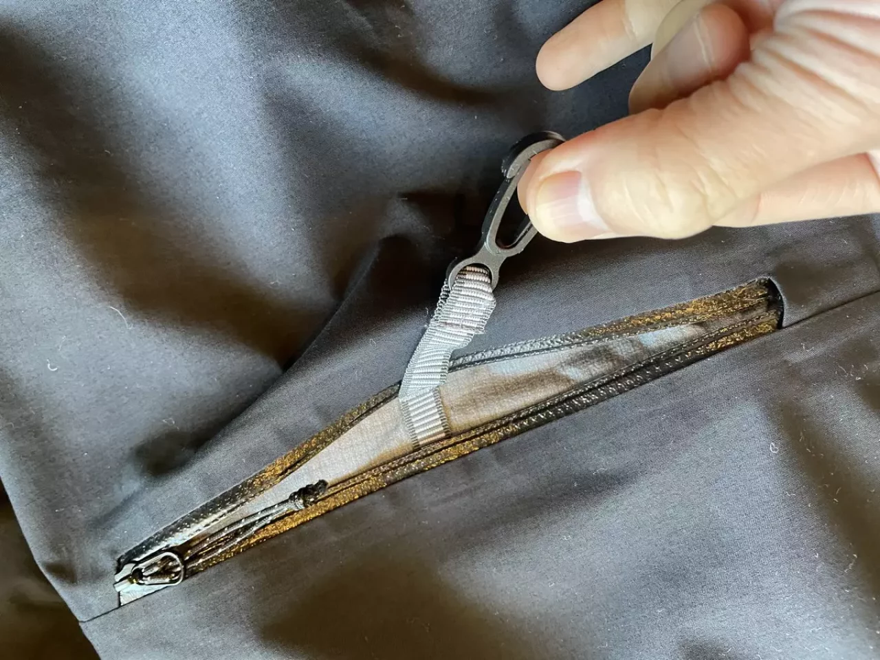 右側の膝上部分にはポケットが設置