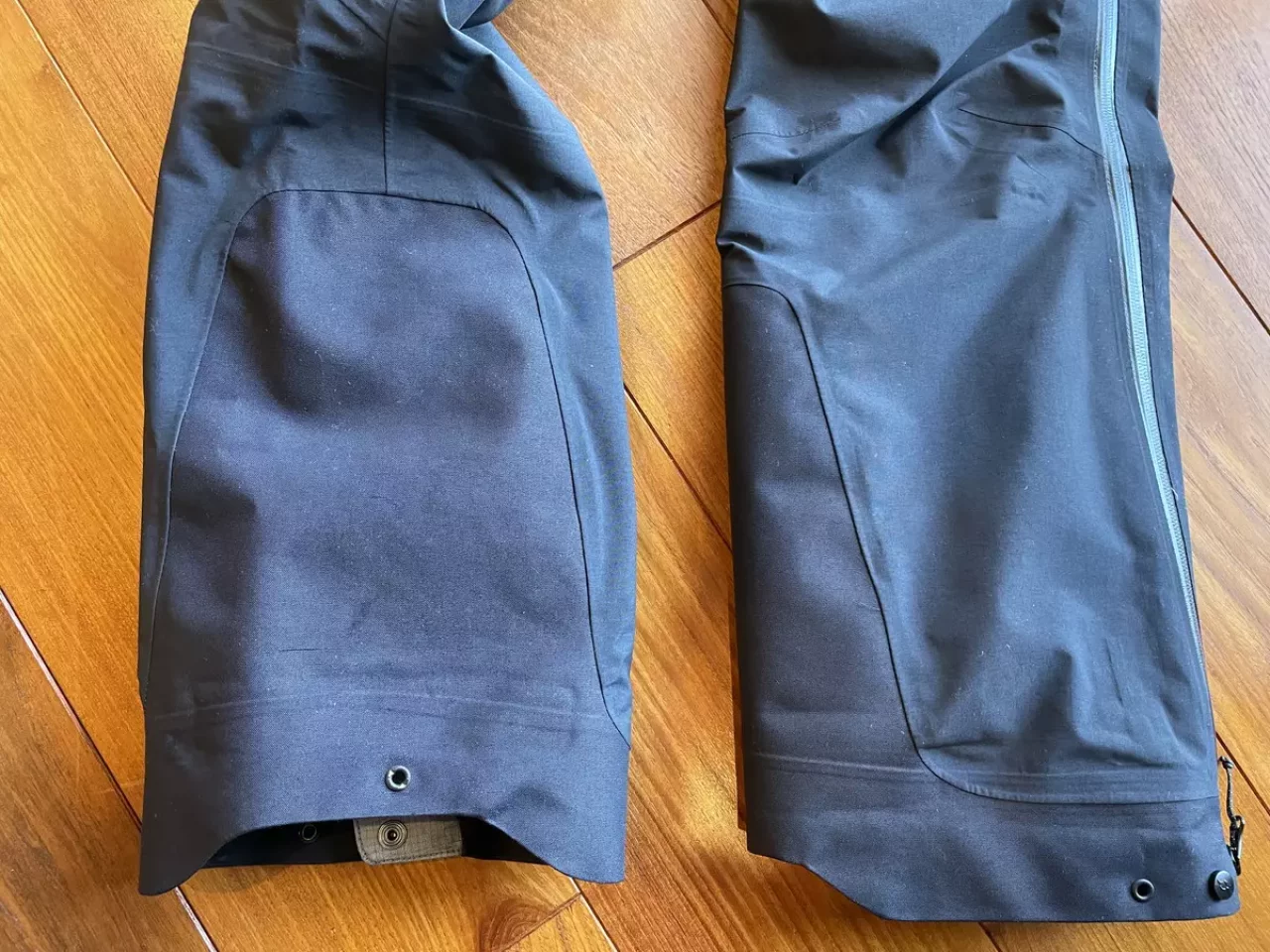 登山時にアイゼンを履いて行動する際に最も摩擦が生じやすい裾部分には300デニールの高強度ナイロンが採用