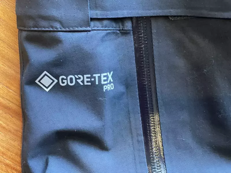 ゴアテックスプロのモストラギッドテクノロジーにより摩擦強度に優れた素材