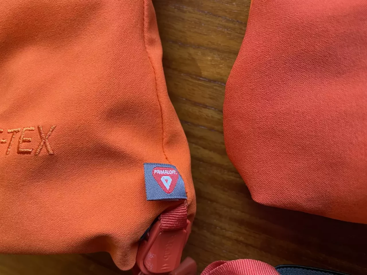 プリマロフト Rabのゴアテックスグローブ