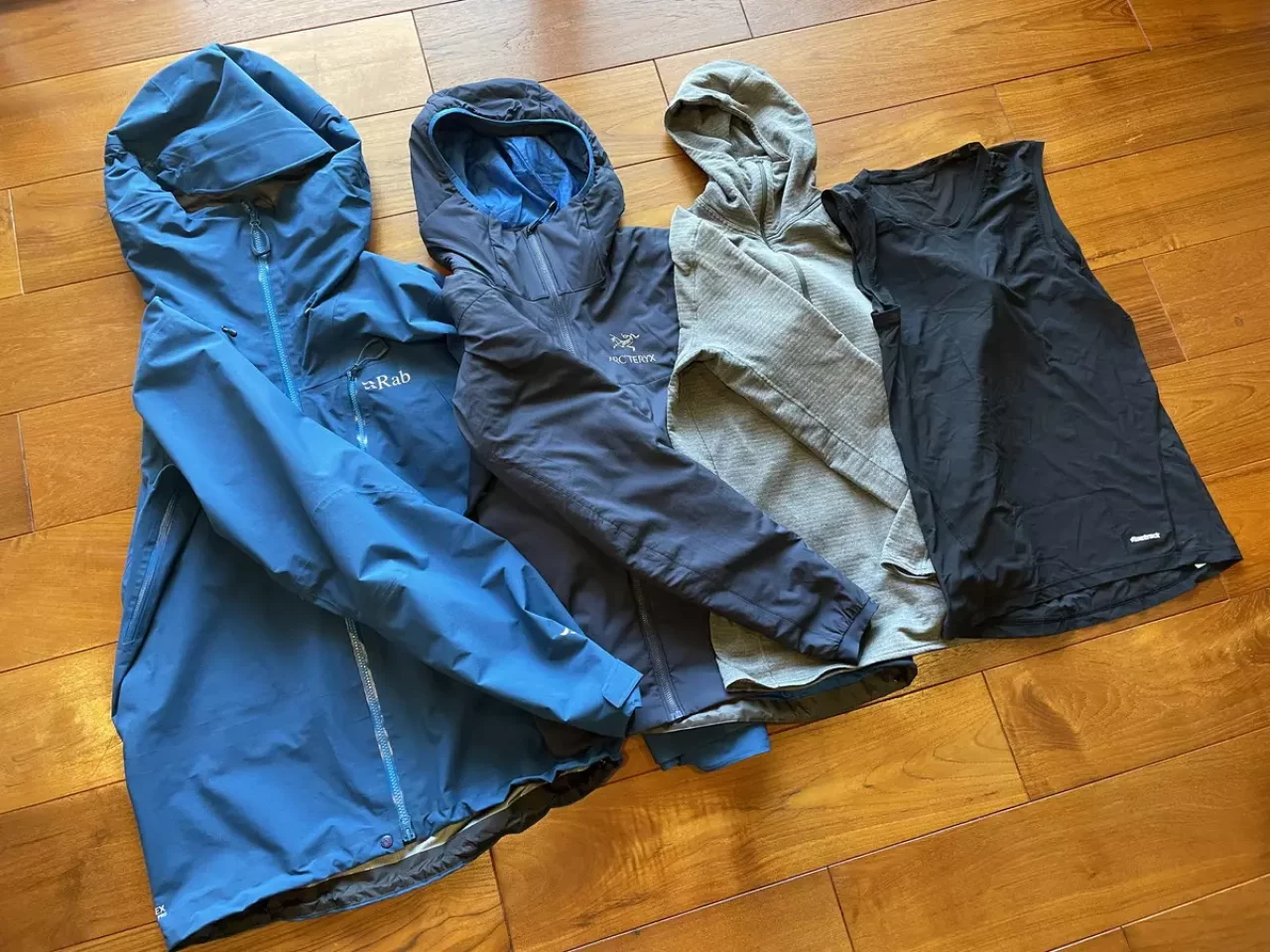 雪山登山の上半身のレイヤリング