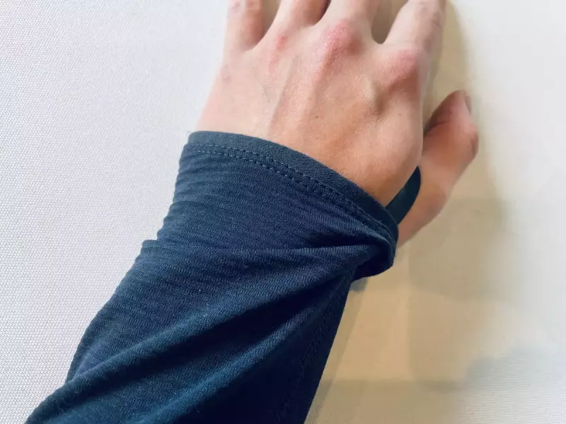 ミッドレイヤーについたサムホール