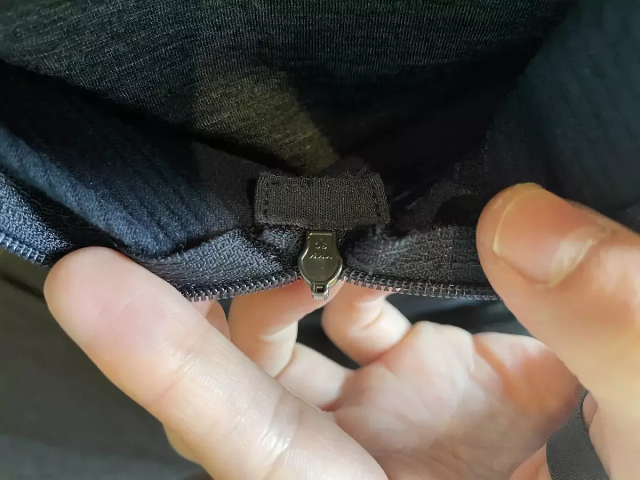 ミッドレイヤーのジッパー構造