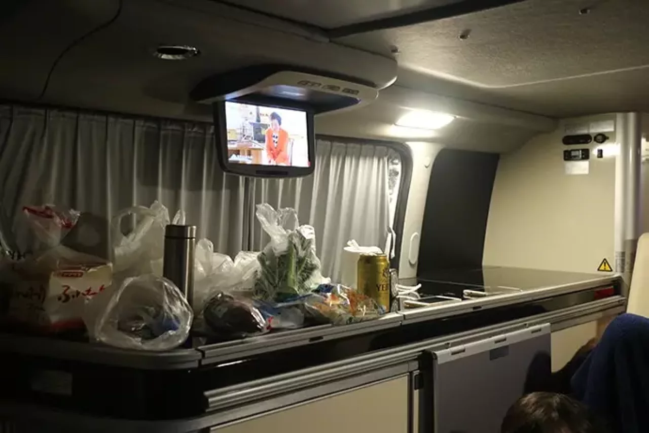 東京キャンピングカーレンタルセンター「ハイエース プレシャス」の車内