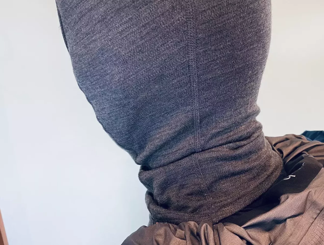 スマートウールのバラクラバ 首を包み込む