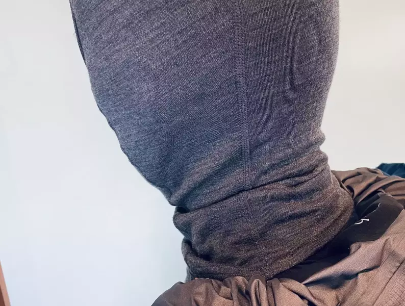 スマートウールのバラクラバ 首を包み込む