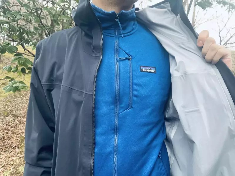 上からハードシェルやダウンなどを着用しやすくミドルレイヤーとして使いやすい