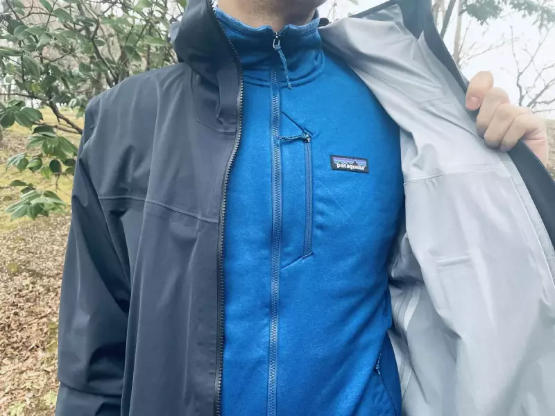 上からハードシェルやダウンなどを着用しやすくミドルレイヤーとして使いやすい