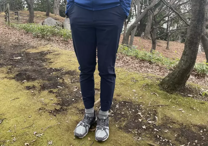 パタゴニアのスカイライン・トラベラー・パンツの普段履きシーン