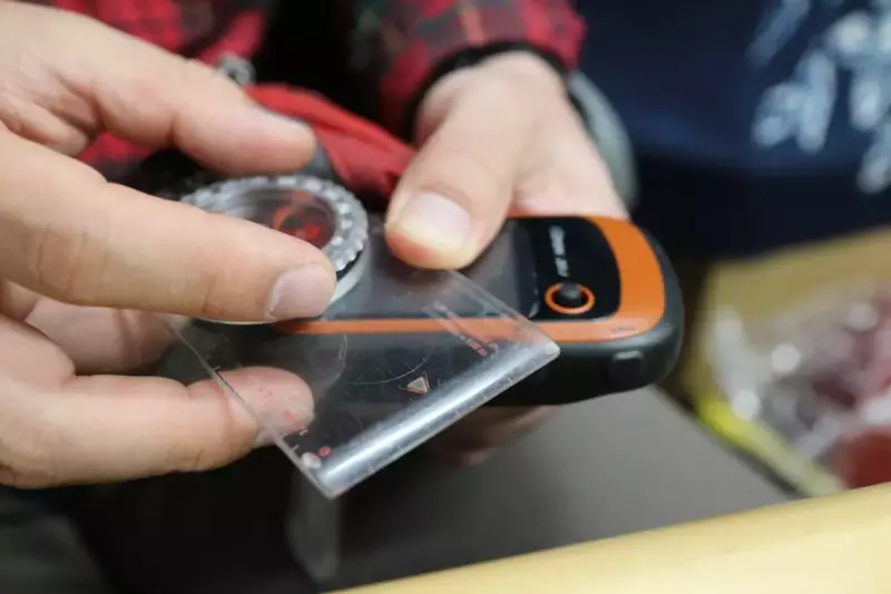 ハンディGPSの画面にコンパスをあてる