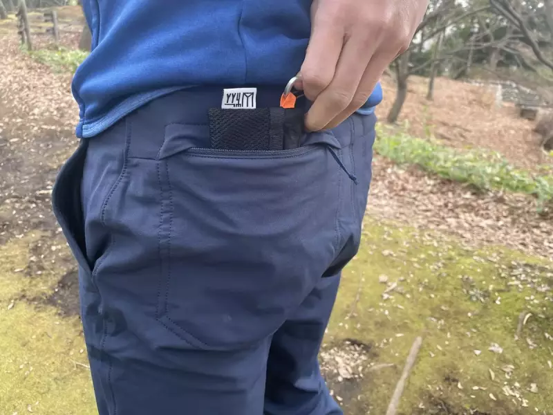 パタゴニアのスカイライン・トラベラー・パンツのジッパー付きポケット