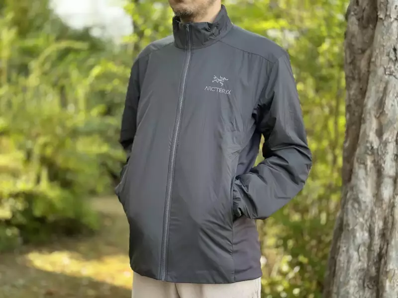 アークテリクスの代表的な化繊インサレーション『アトム ジャケット』の2023年モデルの特徴と着心地の良さをレビュー|化繊ジャケット・パンツ|登山ウェア|山のモノ|登山・トレラン・山スキーマガジン「山旅旅」