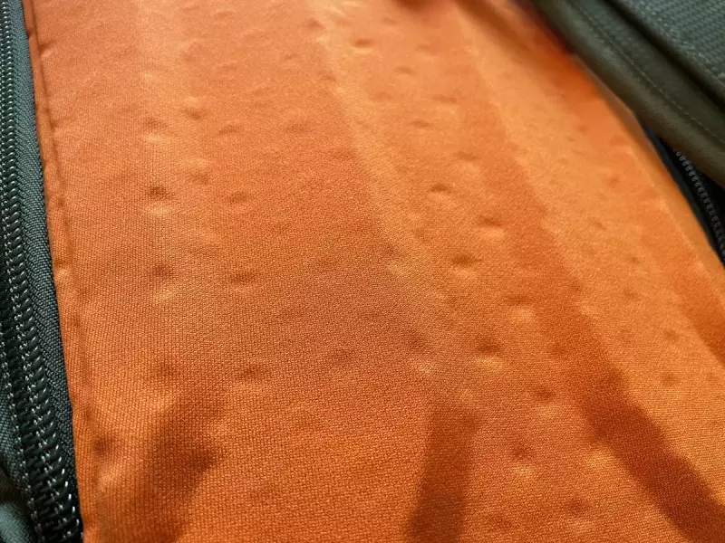 ソールデン32は肉抜きされたパッドを採用