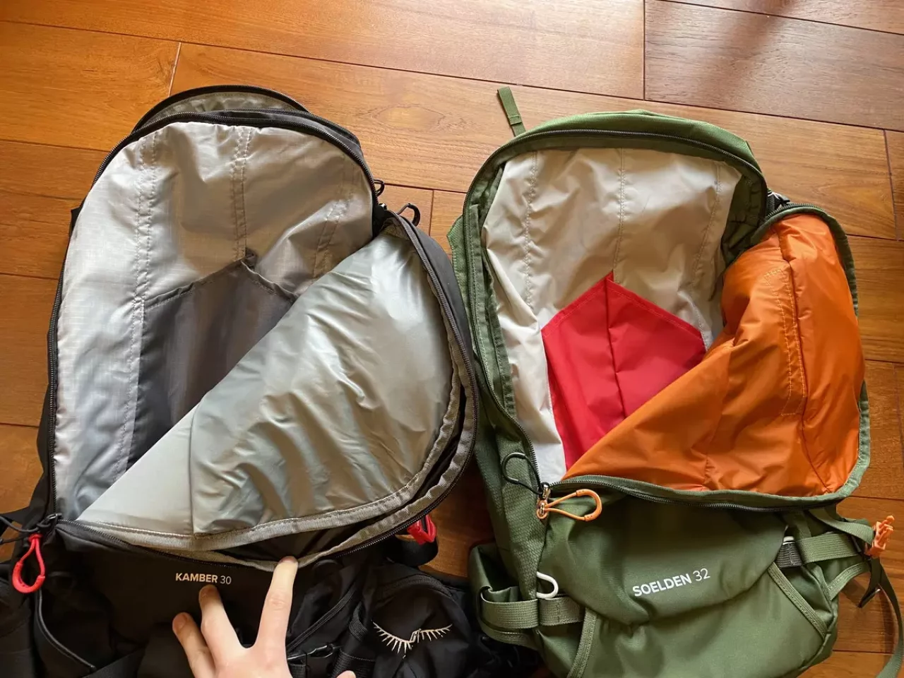 大ポケットの中にはショベルやプローブを整理して収納