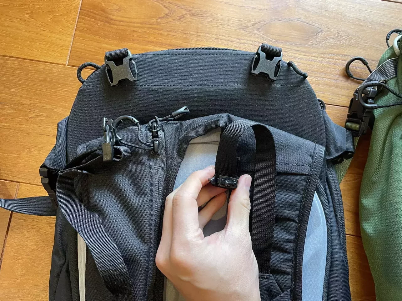 U字型でジッパーを開閉