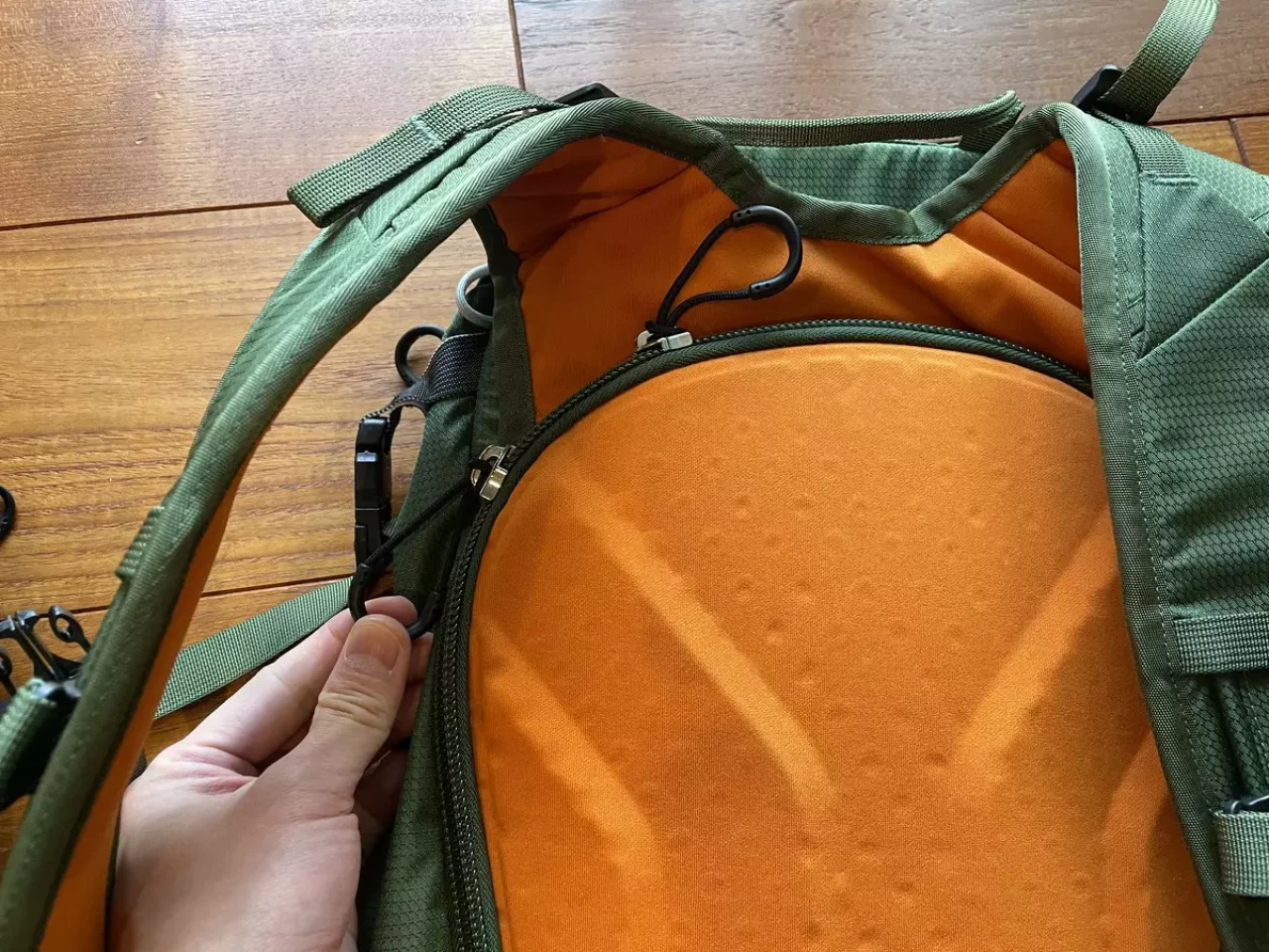 U字型でジッパーを開閉