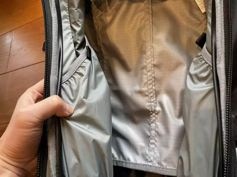 ポケット内側の側面にはGPS機器を入れておくことができるポケット