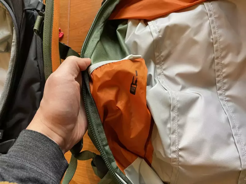 ポケット内側の側面にはGPS機器を入れておくことができるポケット