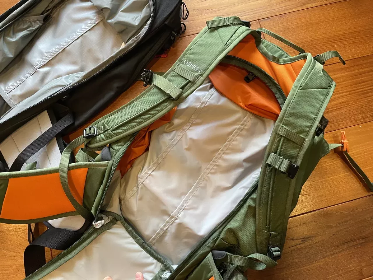 キャンバー30がショルダーハーネスも蓋と一緒に開かれるのに対して、ソールデン32はショルダーハーネスの内側にポケットがくるような形