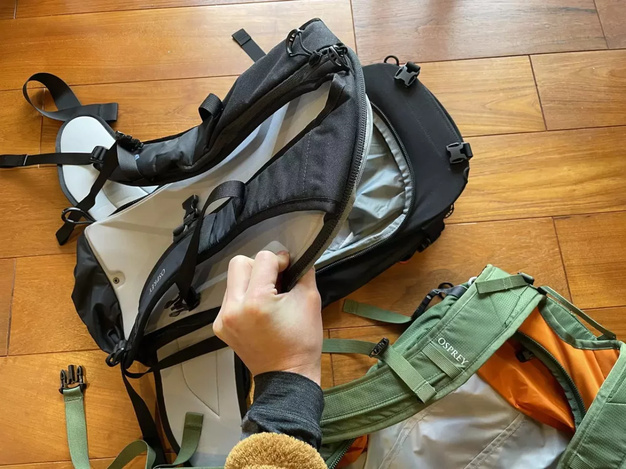 キャンバー30がショルダーハーネスも蓋と一緒に開かれるのに対して、ソールデン32はショルダーハーネスの内側にポケットがくるような形