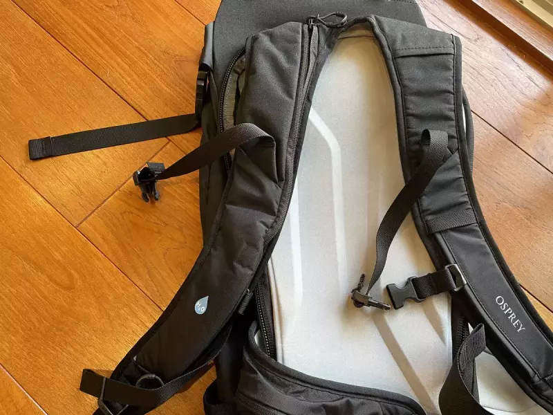 ショルダーハーネスにはジッパーが内蔵