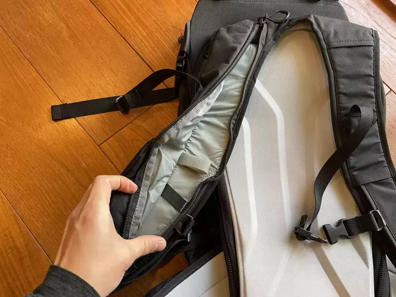 ショルダーハーネスにはジッパーが内蔵