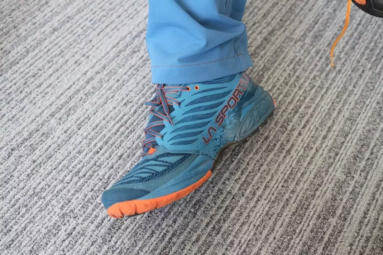 スポルティバのアカシヤ