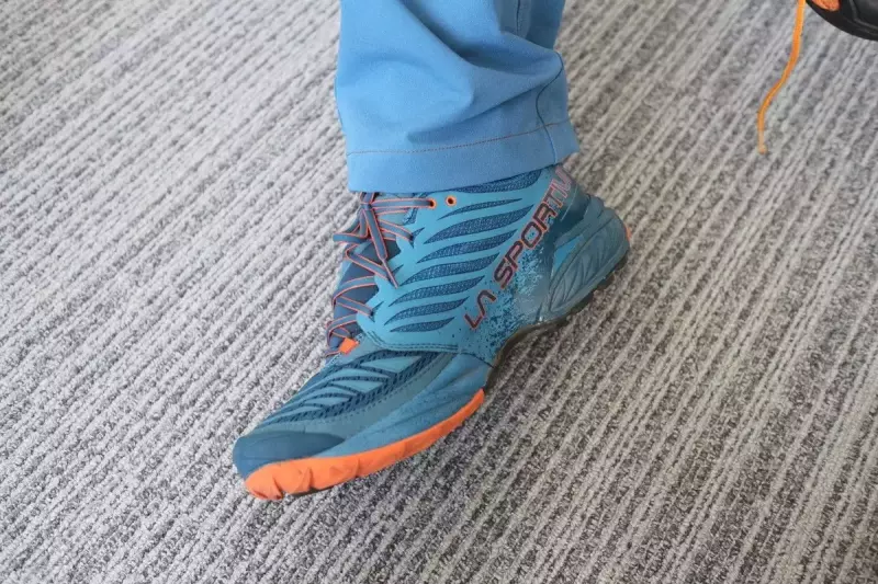 スポルティバのアカシヤ