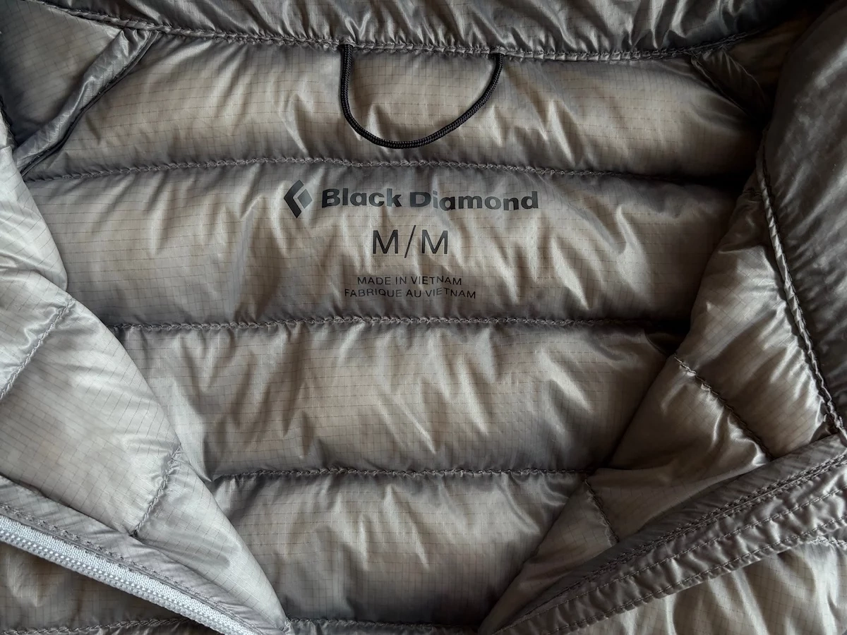 驚くほど軽く、驚くほど暖かい─ブラックダイヤモンドの史上最軽量ダウンフーディー