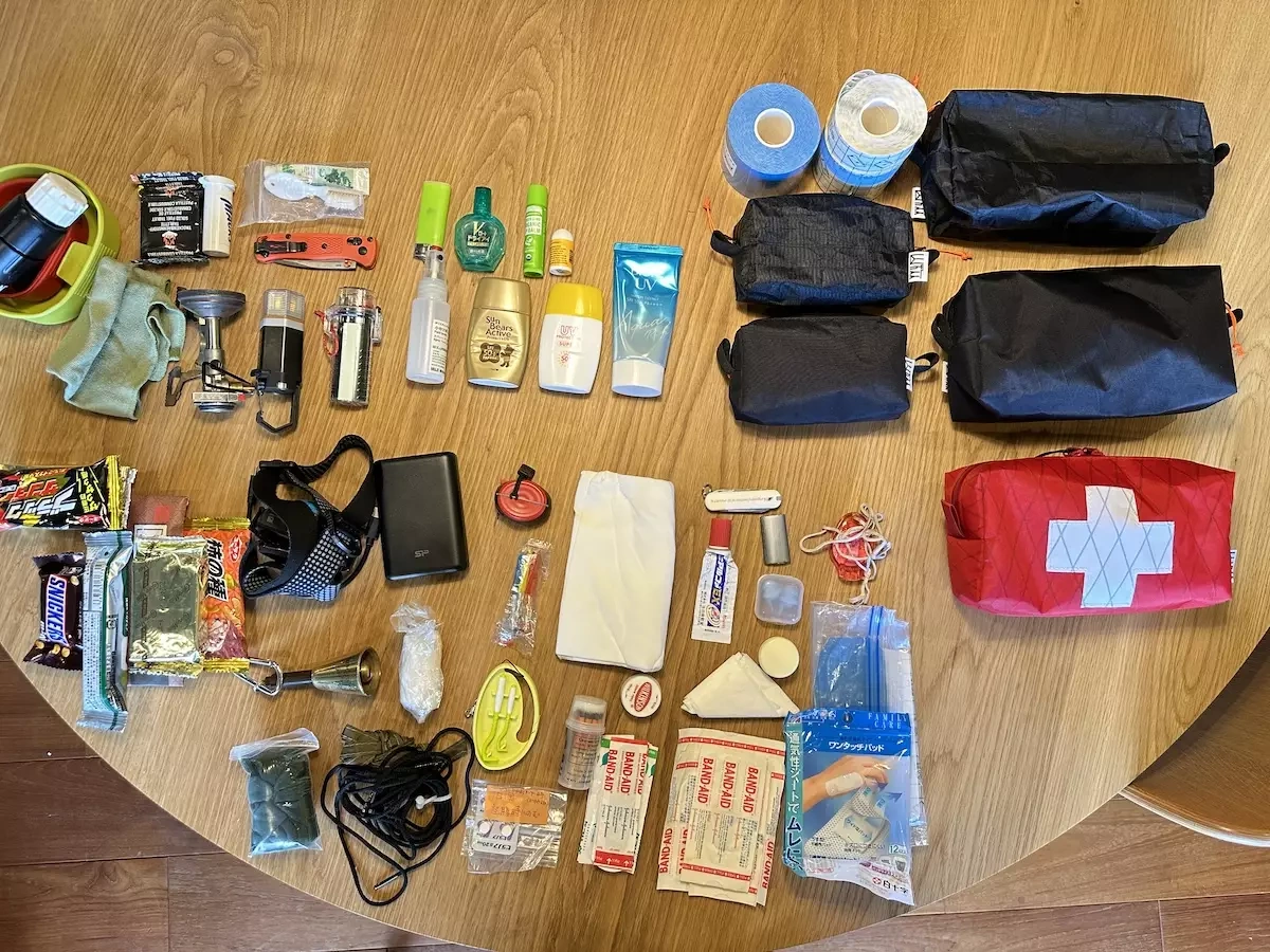 登山で持ち歩く小物類と便利な収納ポーチ