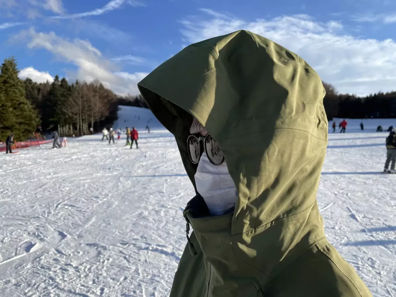 インサレーテッド・スノーベル・ジャケットのフードはヘルメットの着用に対応