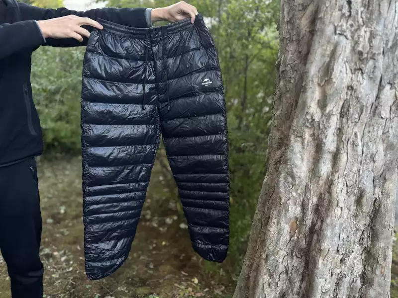 コスパ最強のダウンパンツ!ネイチャーハイクのダウンパンツ〜登山・アウトドアシーンで使えるスペックかを調査〜|ダウンジャケット・パンツ|登山ウェア|山のモノ|登山・トレラン・山スキーマガジン「山旅旅」