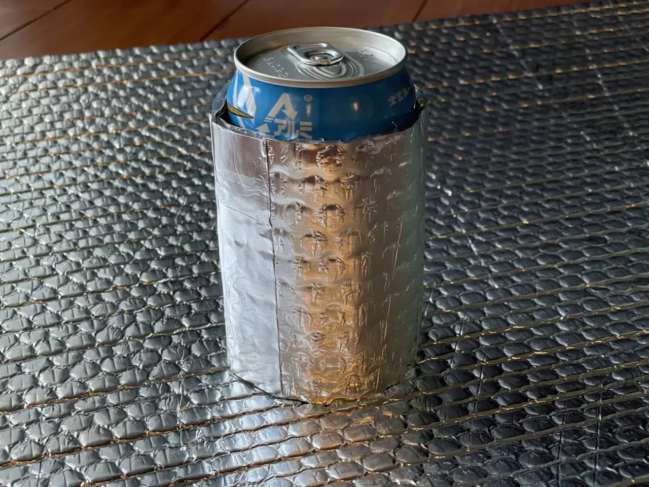 アストロフォイルの使用例 缶に巻きつけてコジー