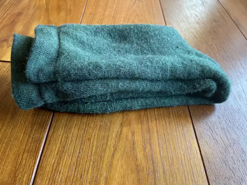 ふんわりした生地質で歩いた時のクッション性もさることながら、スリッパなどを履かなくても足裏が温かく室内履きのソックスに適した特徴