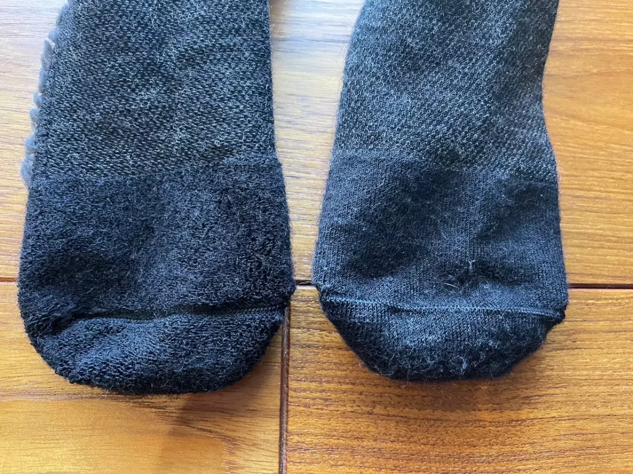 ソックスに厚みがあることによる足首周りのシワ防止加工が加わりフィット感の良さを維持