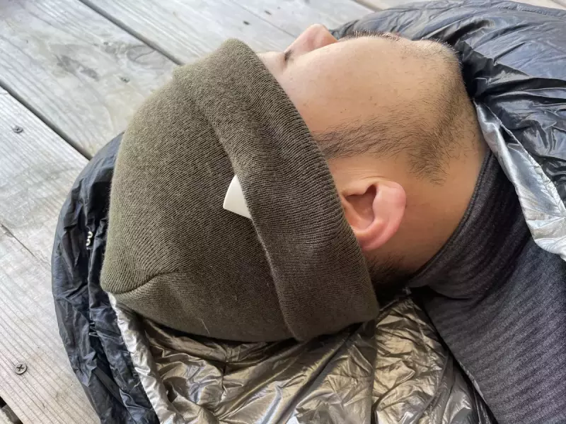 ニット帽の折り返し部分に耳栓を忍ばせる