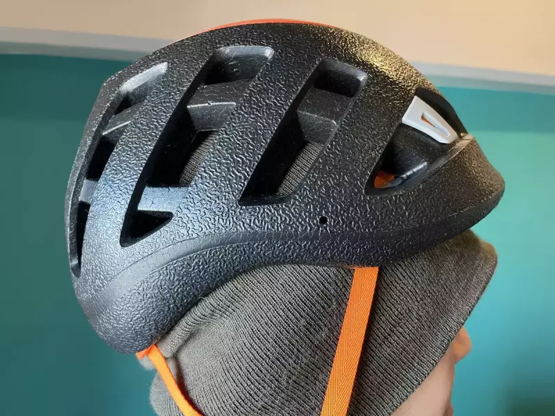 ニット帽をしてヘルメットを被る