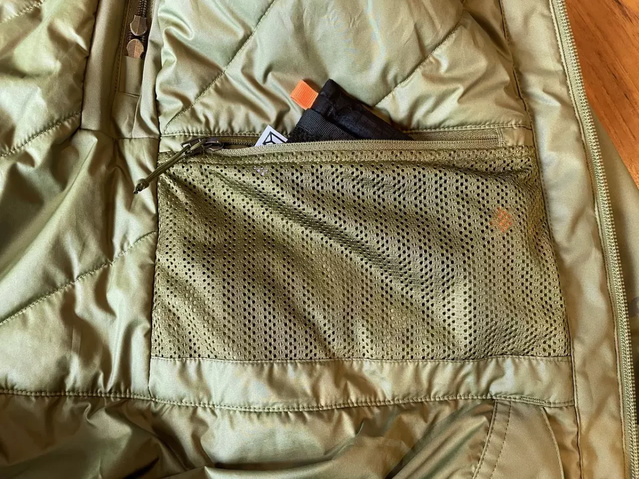 鍵や財布を入れておくのに便利なジッパー付きのメッシュポケット