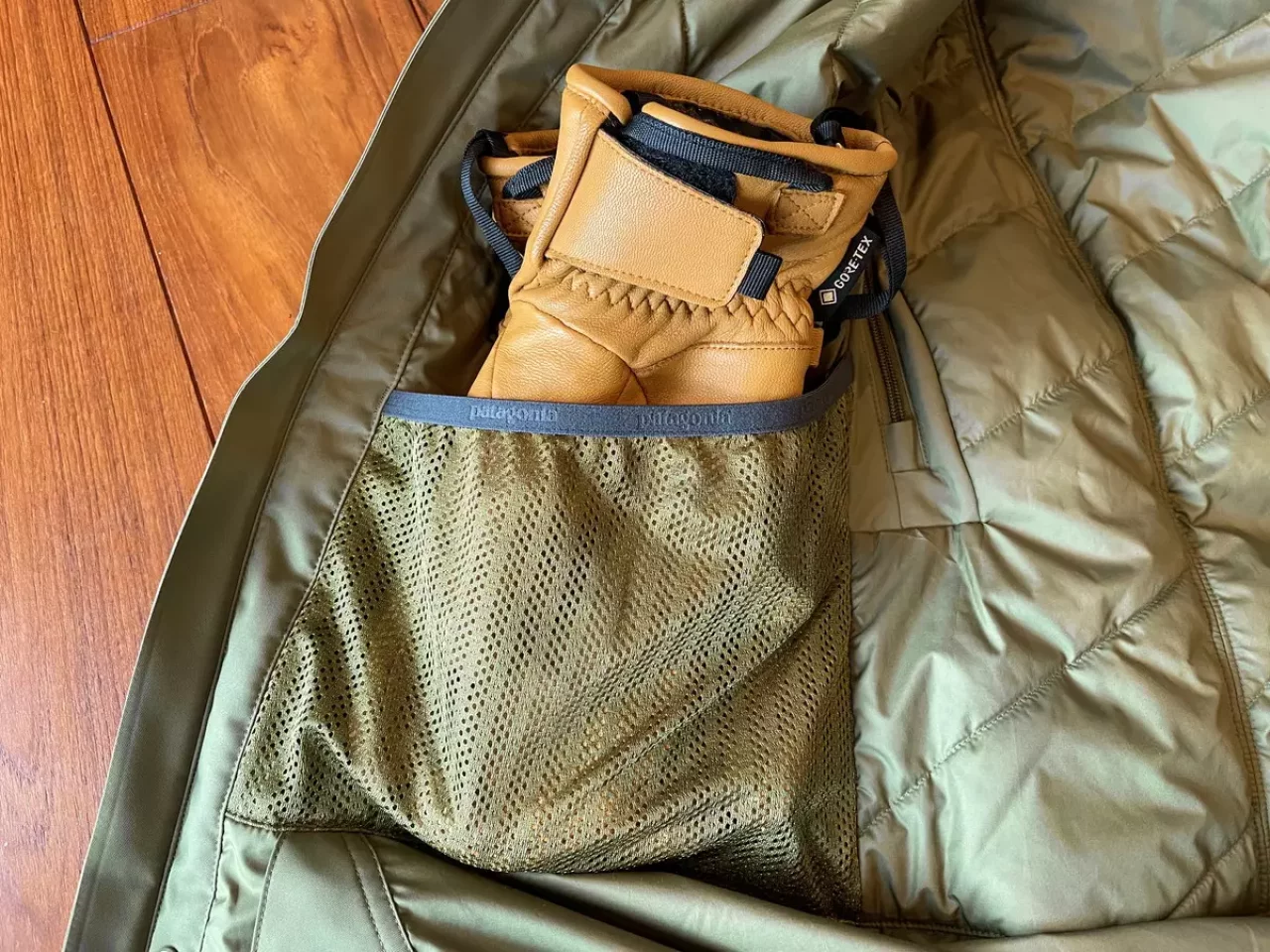 内側のポケットはグローブやゴーグルをそのまま突っ込んでおけるメッシュポケット