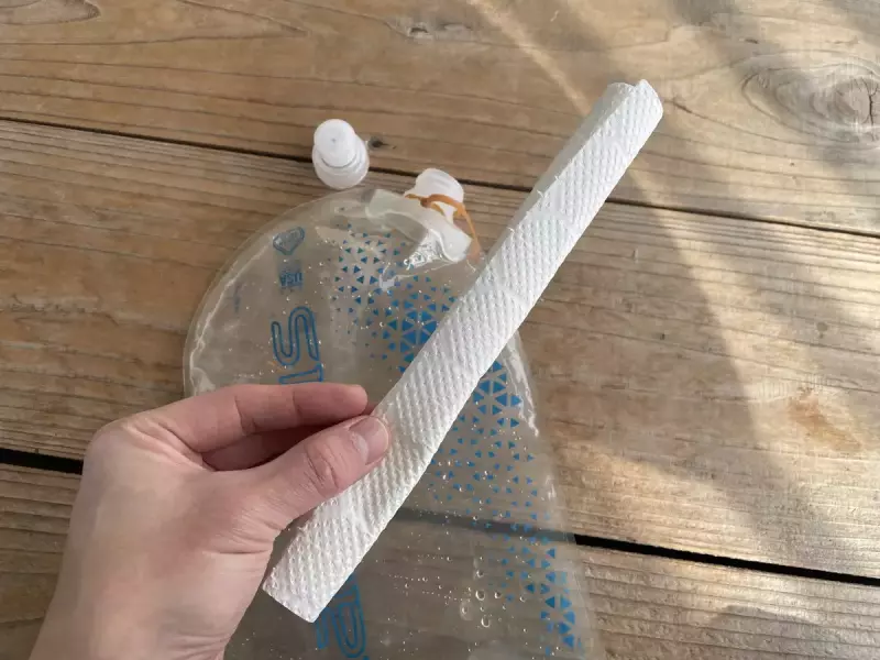 ステップ2:キッチンペーパーを細長くする