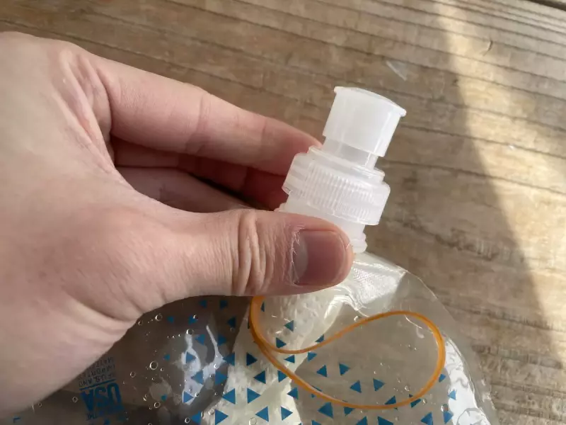 ステップ3:キッチンペーパーをプラティパスの中に入れて膨らませて蓋をする