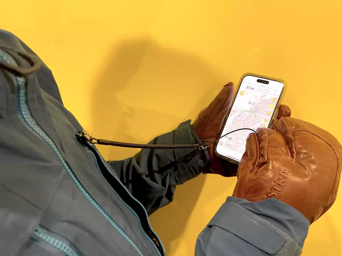雪山登山・スキー・BCスキーでのスマホの使い方と携帯方法〜保温しながら持ち歩きタッチペンでグローブをしたまま楽々操作!